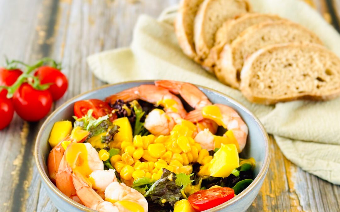 Fruchtiger Mango Salat mit Mais und Crevetten