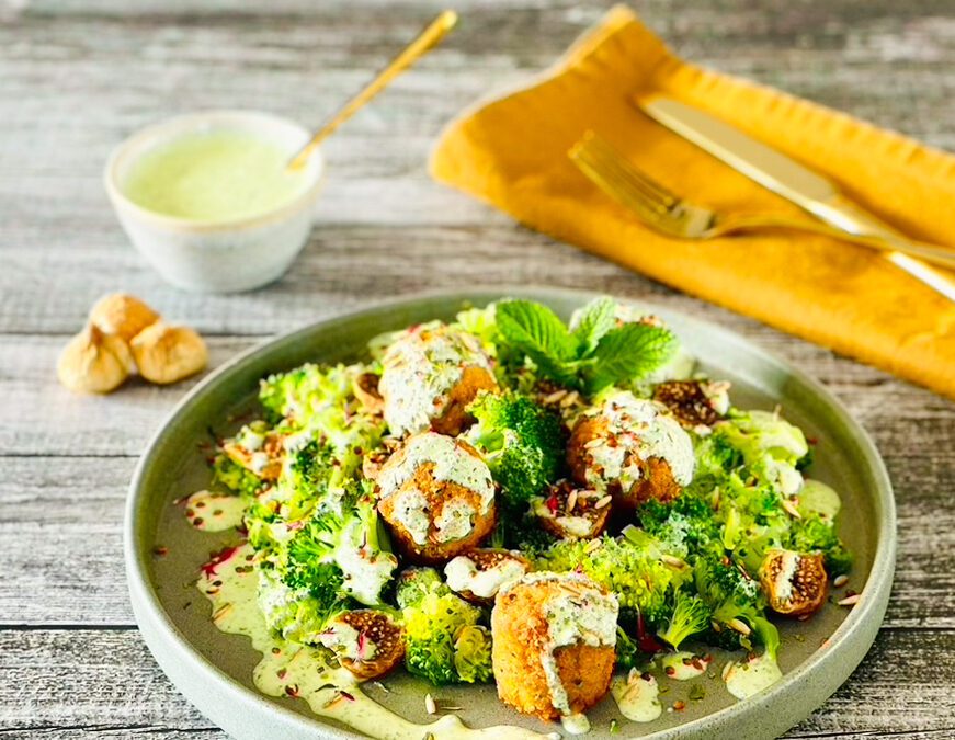 Brokkoli Couscous mit Ofen Falafel und Minzsauce