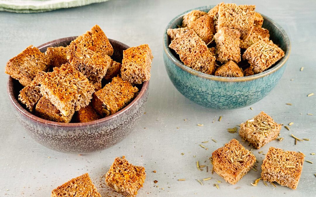 Paprika und Rosmarin Knabber Brotwürfel