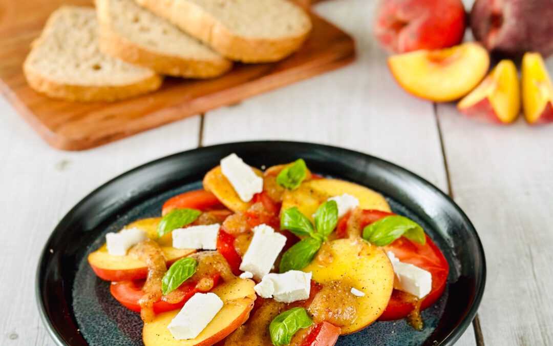 Pfirsich Tomaten Salat mit Pfirsich Dressing und Feta