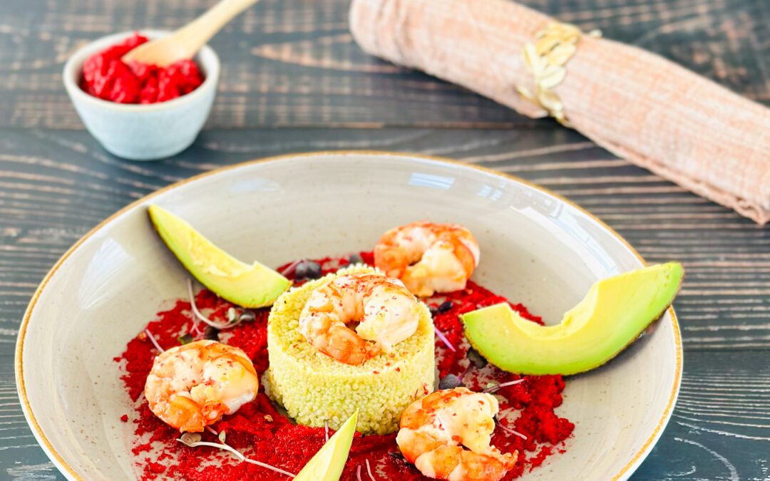 Avocado Couscous mit Rote Beete Hummus und Crevetten