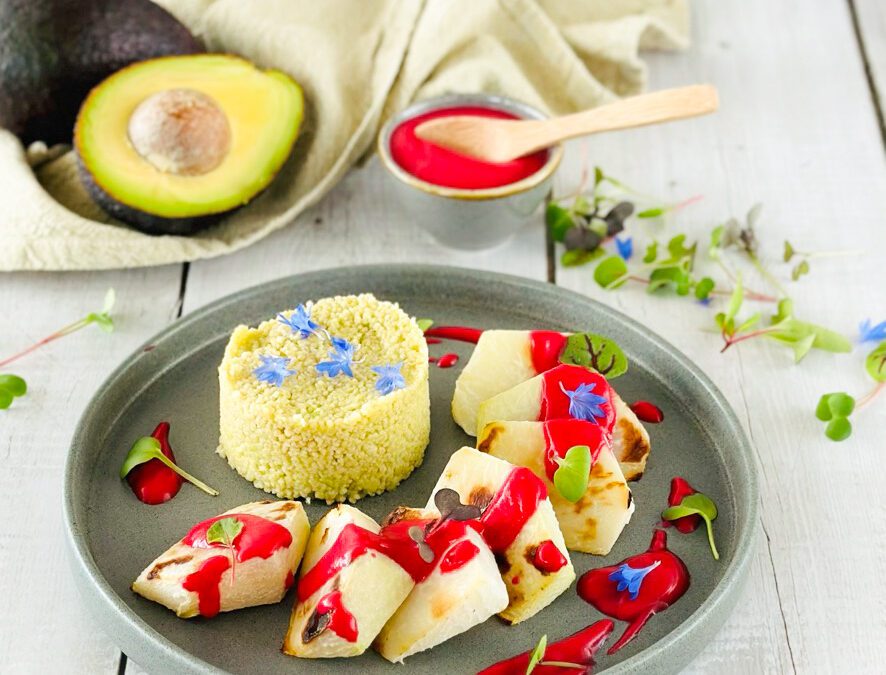 Avocado Couscous mit gerösteten Kohlrabi und rote Beete Kokos Dip