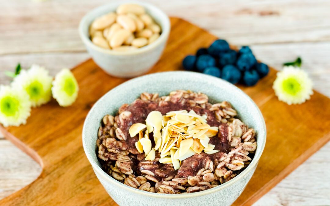 Hafer Porridge mit Bohnen Blaubeeren Hummus