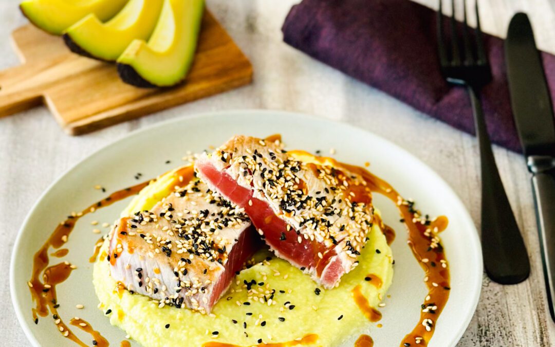 Thunfisch Sashimi mit Blumenkohl Avocado Püree und Passionsfrucht Sojasauce