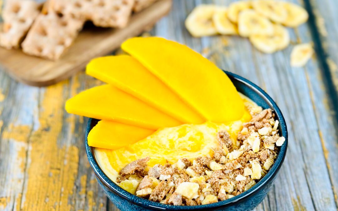 Mango Kaltschale mit Bananen Roggen Knusper