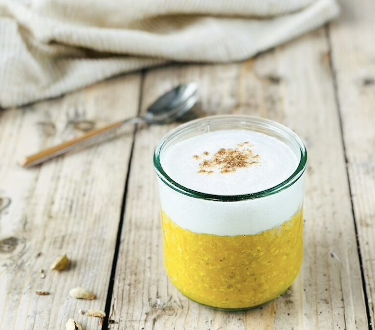 Golden Porridge mit Kardamom Latte Schaum