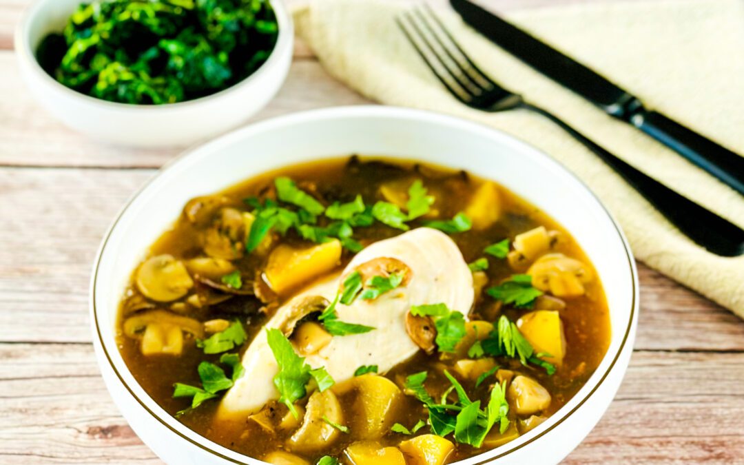 Pochiertes Weisswein Hähnchen mit Apfel und Pilzen