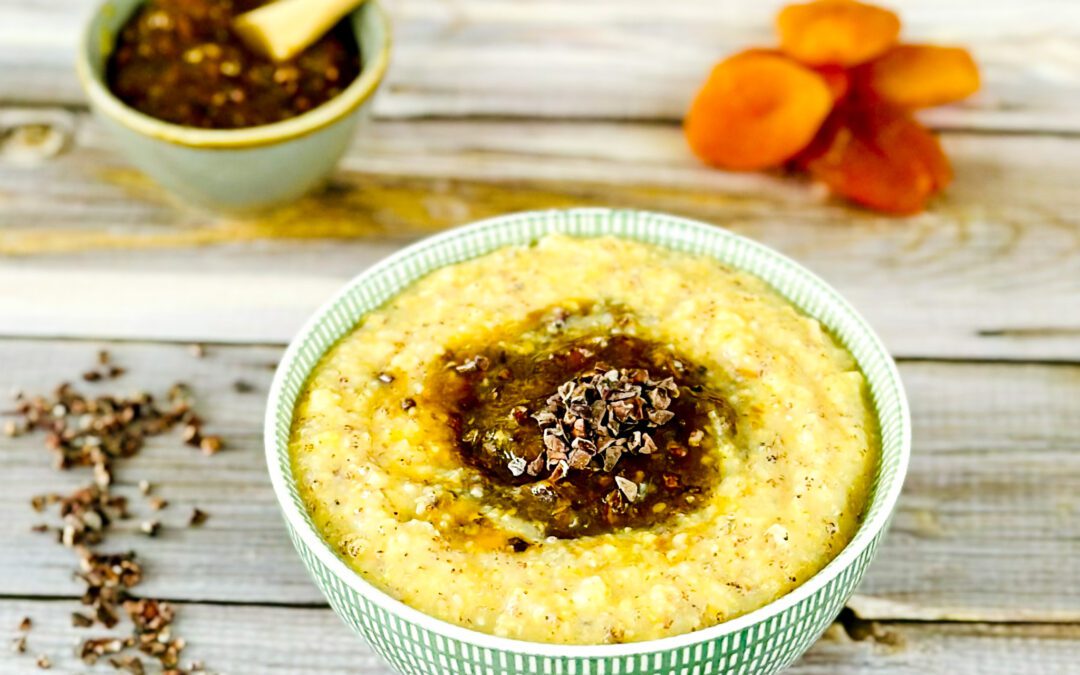 Mais Canihua Porridge mit Aprikosen Kakao Nibs Topping