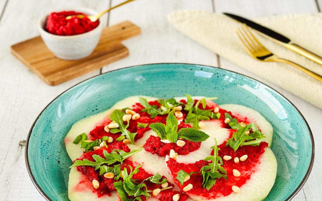 Kohlrabi Carpaccio mit Rote Beete Hummus