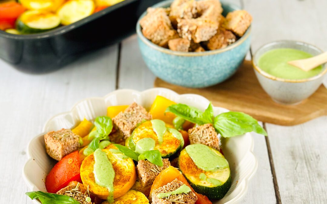 Schnelles Ofengemüse mit gerösteten Brotwürfel und Basilikum Joghurt