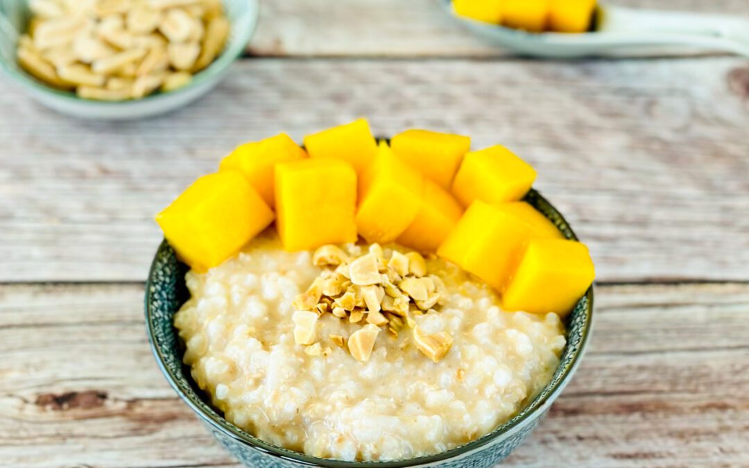 Erdnuss Reis Congee mit Mango