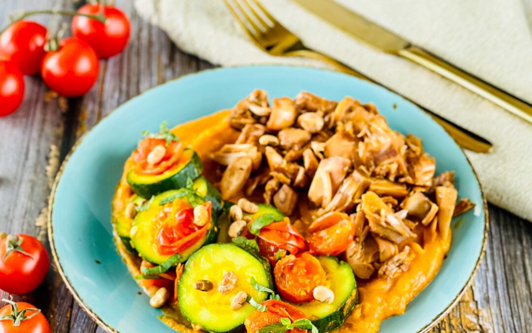 Geröstete Jackfruit mit Kurkuma Zucchini auf Zimt Süsskartoffel Püree