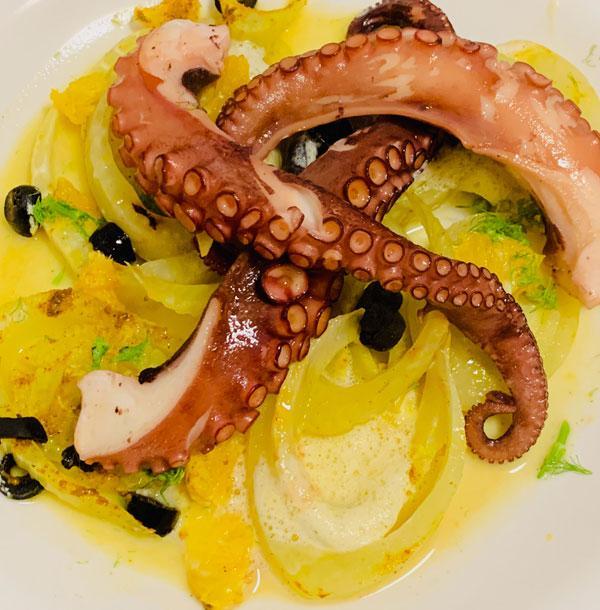 Orangen Fenchel Gemüse mit Orangenschaum und Oktopus