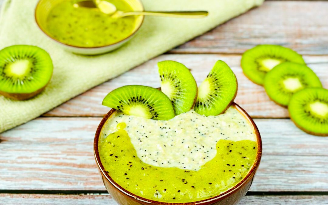 Mandel Chia Porridge mit Kiwi Zimt Topping