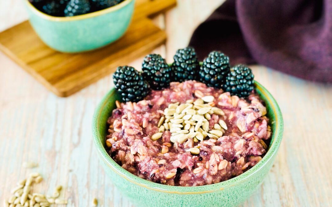 Brombeeren Porridge mit Sonnenblumenkernen