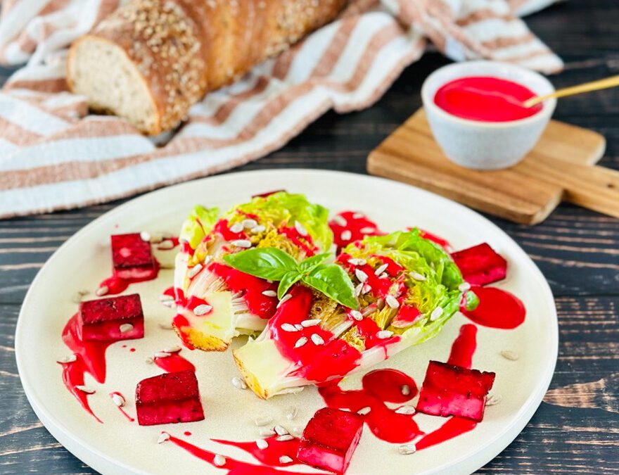 Gebratener Romana Salat mit Beeten Tofu und rote Beete Dressing