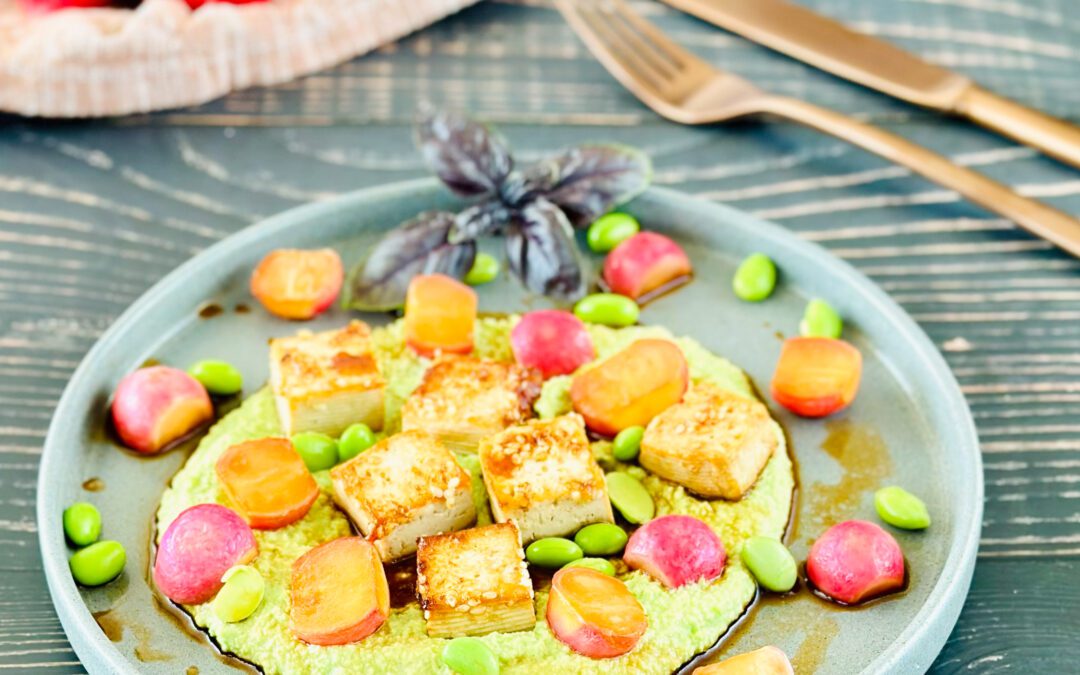 Knuspriger Sesam Tofu auf Edamame Püree und Soja Radieschen