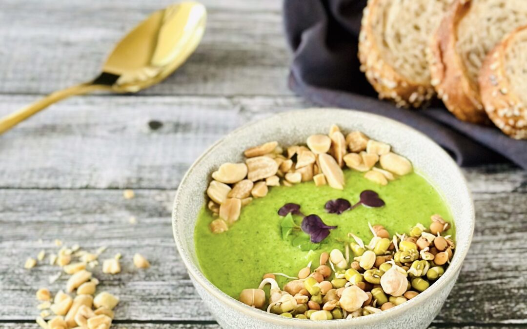 Brokkoli Erdnuss Suppe mit Sprossenmix