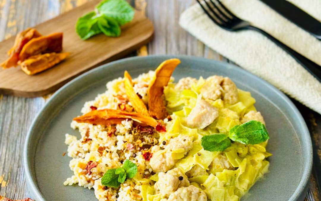 Kokos-Curry Lauch mit Soja und Mango Hirse