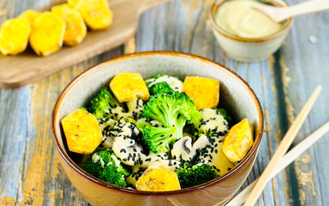 Gemüsecurry mit Kochbananen Curry Erdnuss Sauce und Ofenbananen
