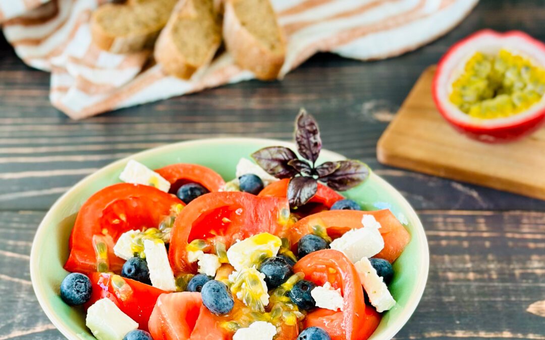 Tomaten Blaubeeren Salat an Passionsfruchtdressing mit Feta