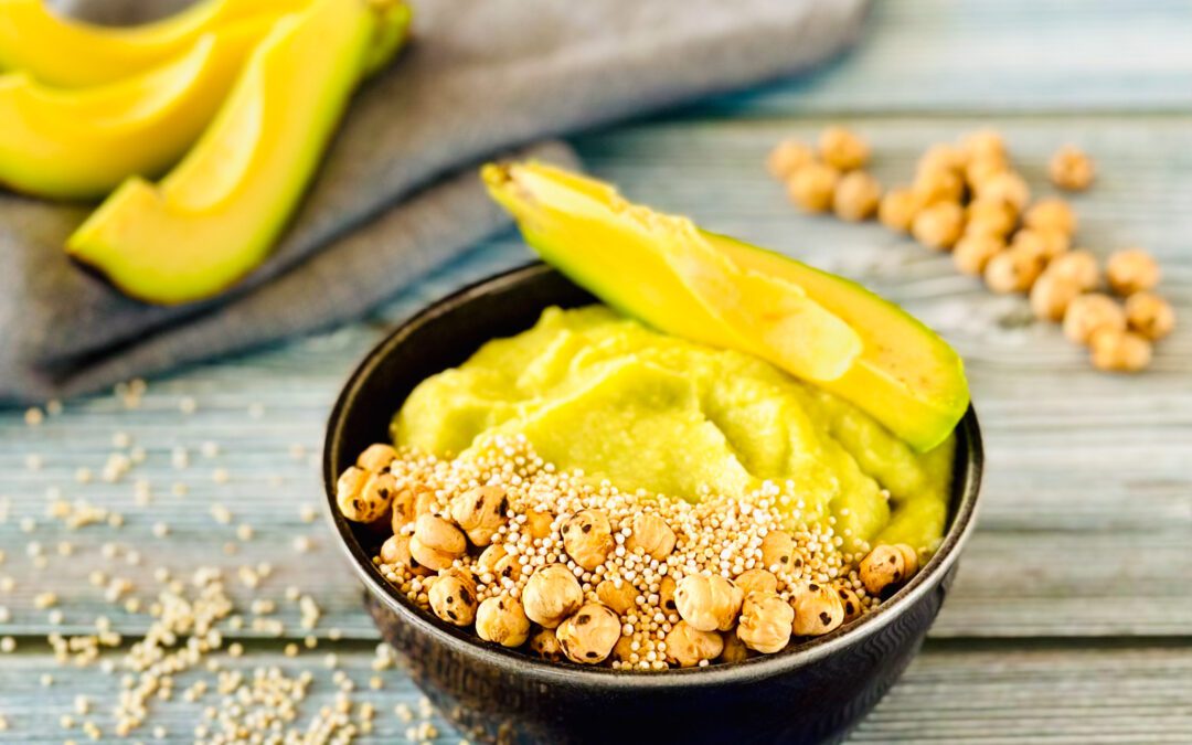 Avocado Blumenkohl Kaltschale mit Kichererbsen