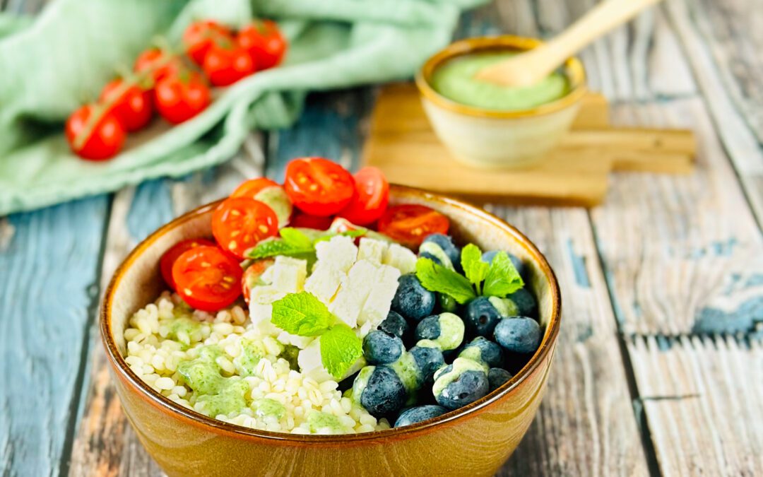 Gersten Bowl mit Vanille Tomaten Blaubeeren und Feta