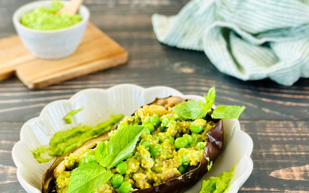 Aubergine mit Mais Couscous und Erbsen Minze Hummus