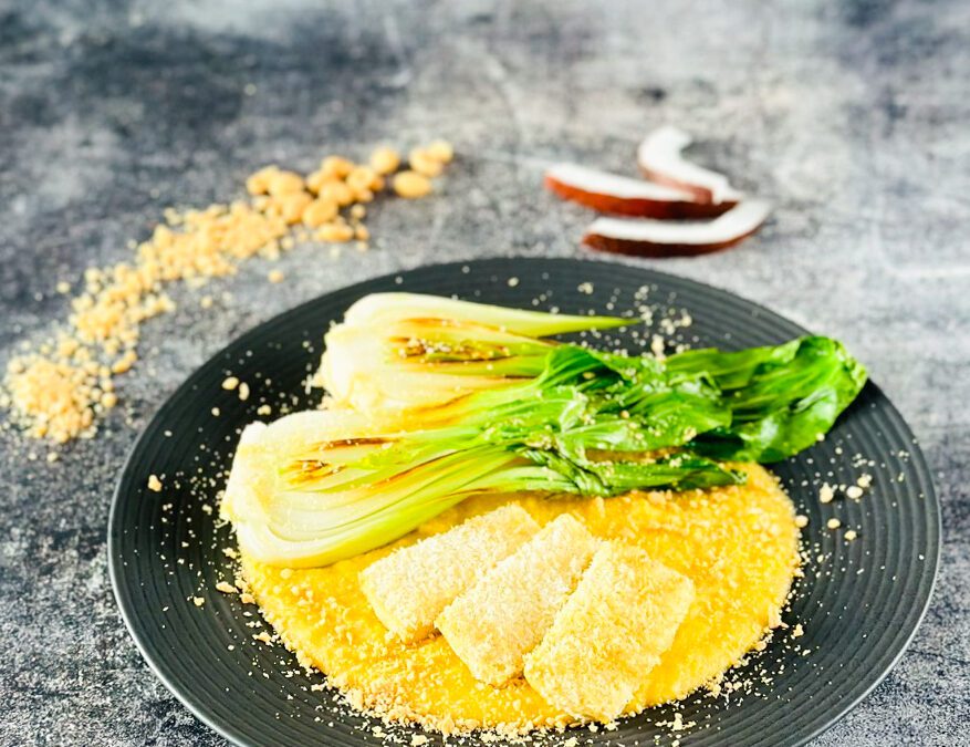 Kokos Tofu auf Erdnussbutter Polenta und gebratenen Pak Choi
