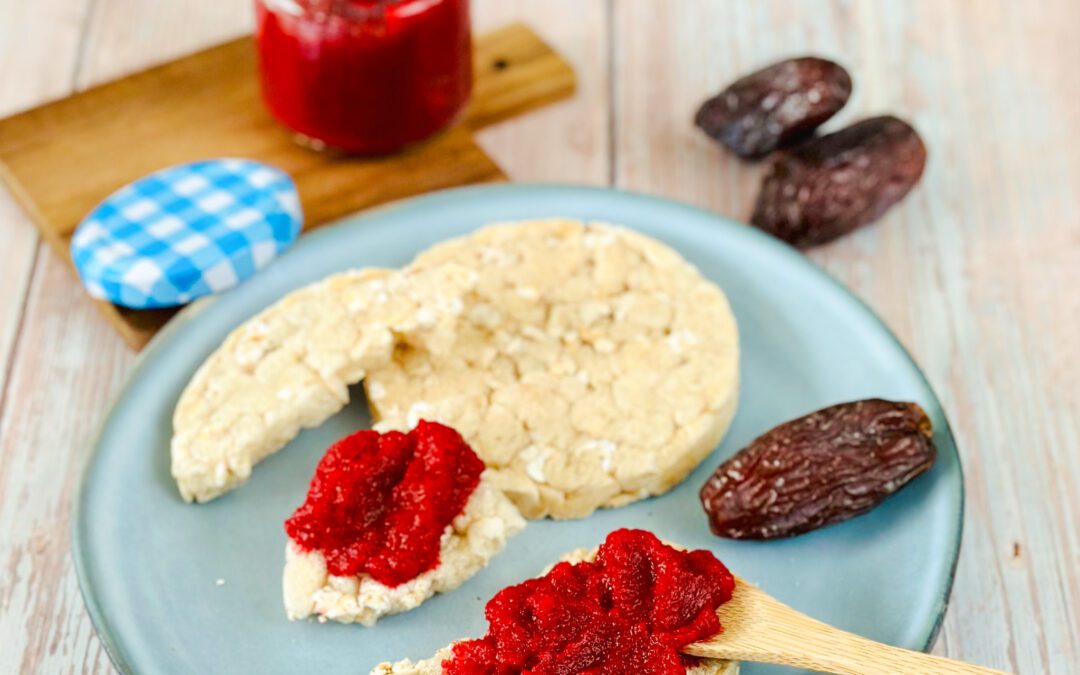 Rote Beete Dattel Aufstrich auf Reiswaffeln