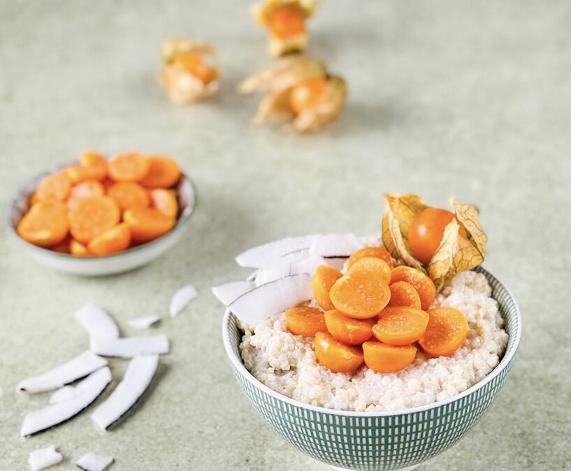 Cremiges Kokos Quinoa Porridge mit Physalis