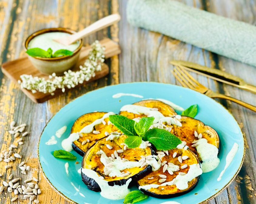 Pikante Aubergine mit Tofu Minze Dip