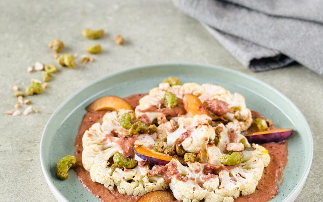 Ofenblumenkohl mit Zwetschgen Wasabi Cashew Sauce