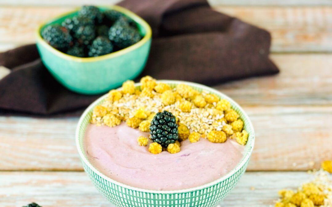 Brombeeren Kaltschale mit Maulbeeren und Buchweizen