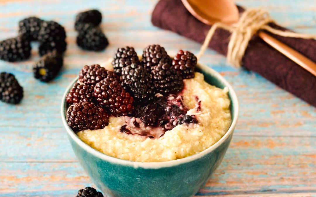 Hirse Erdmandel Porridge mit Brombeeren Kompott