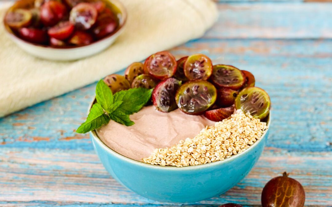 Dattel Tahini Kaltschalte mit Stachelbeeren und Quinoa Flocken