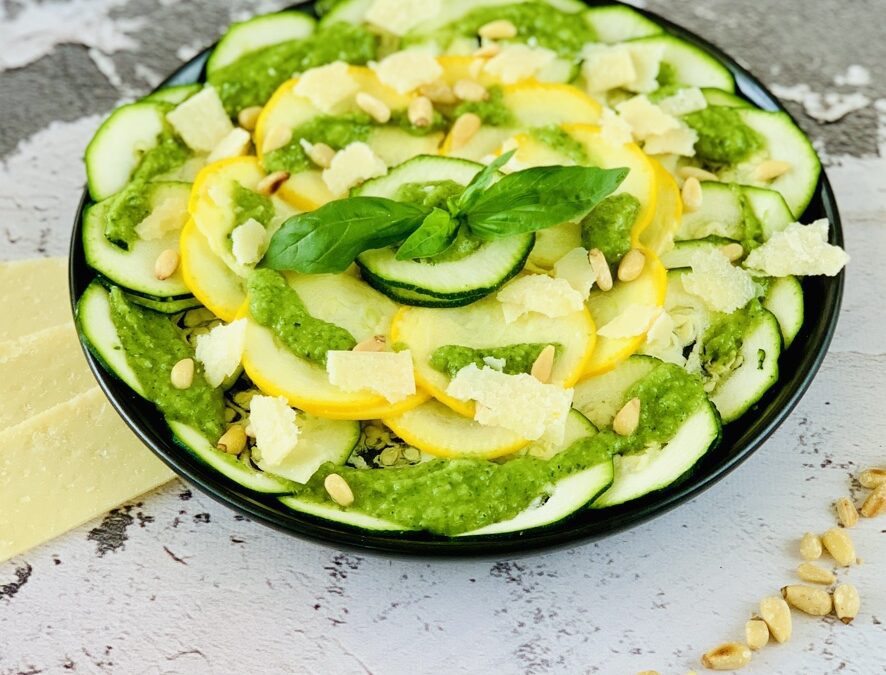Zucchini Carpaccio mit Basilikumsauce