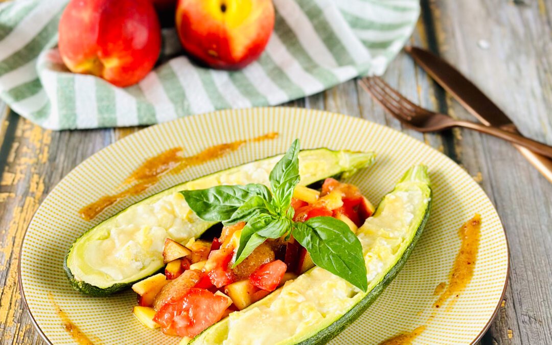 Gefüllte Zucchini an fruchtiger Tomaten Nektarinen Salsa