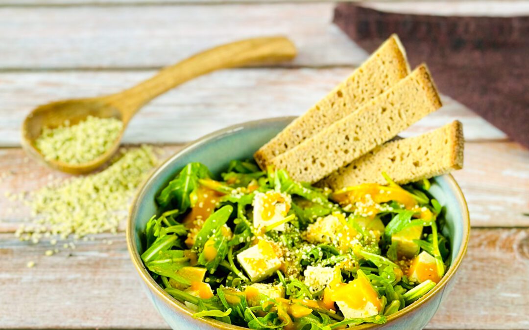 Lauwarmer Rucola Salat mit Kürbisdressing und Tofu