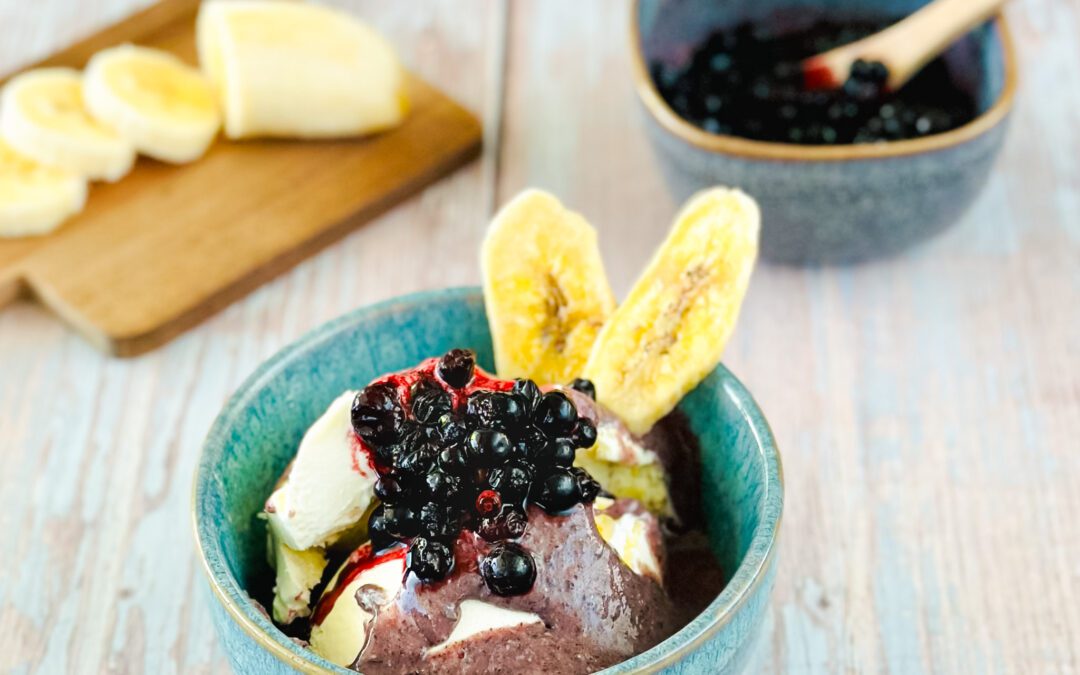 Bananeneis mit Vanille Blaubeerenkompott