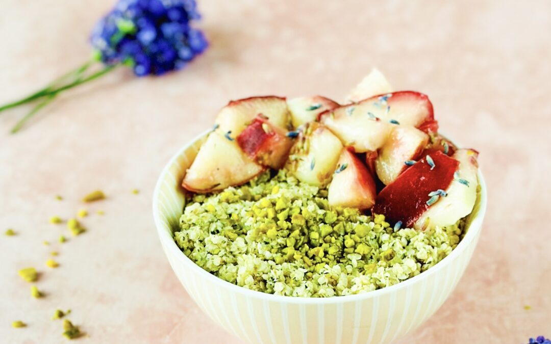 Quinoa Pistazien Porridge mit Lavendelpfirsich