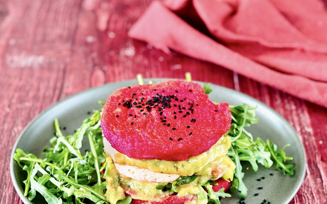 Rote Beete Pancake Burger mit Tofu und Wasabi Avocado Dip