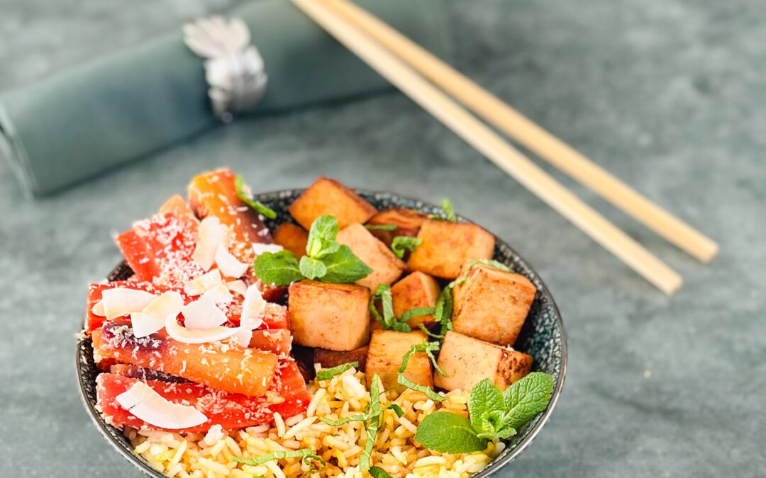 Kurkuma Reis Bowl mit Sojatofu und Kokoskarotten