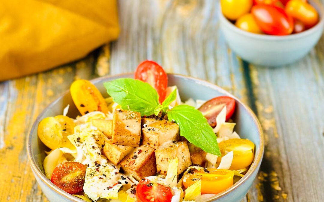 Chicorée Salat mit gebratenem Tofu und Tofu Mandel Dressing