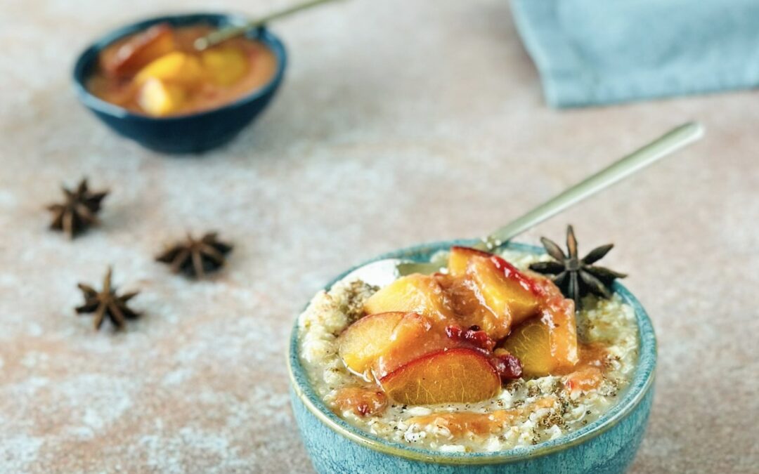 Braunhirse Porridge mit Anis Zwetschgen Kompott