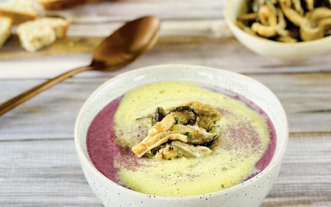 Rotkohlsuppe mit Kürbiskernschaum und gebratenen Austernpilzen