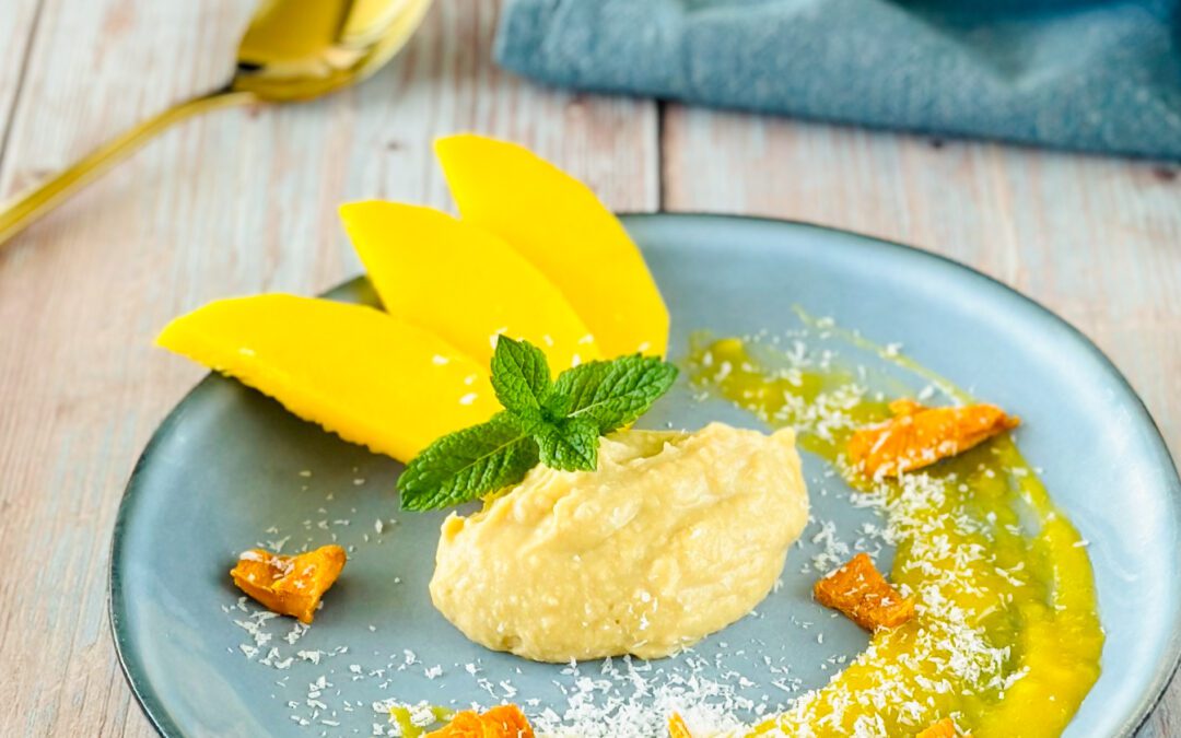 Mango Hummus mit Mango Sauce und Kokosraspel