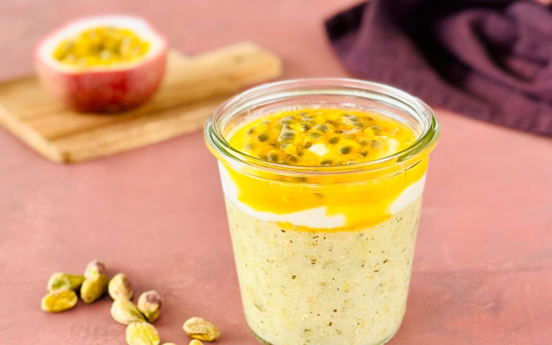 Pistazien Dinkelgriess mit Kokos Passionsfrucht Topping