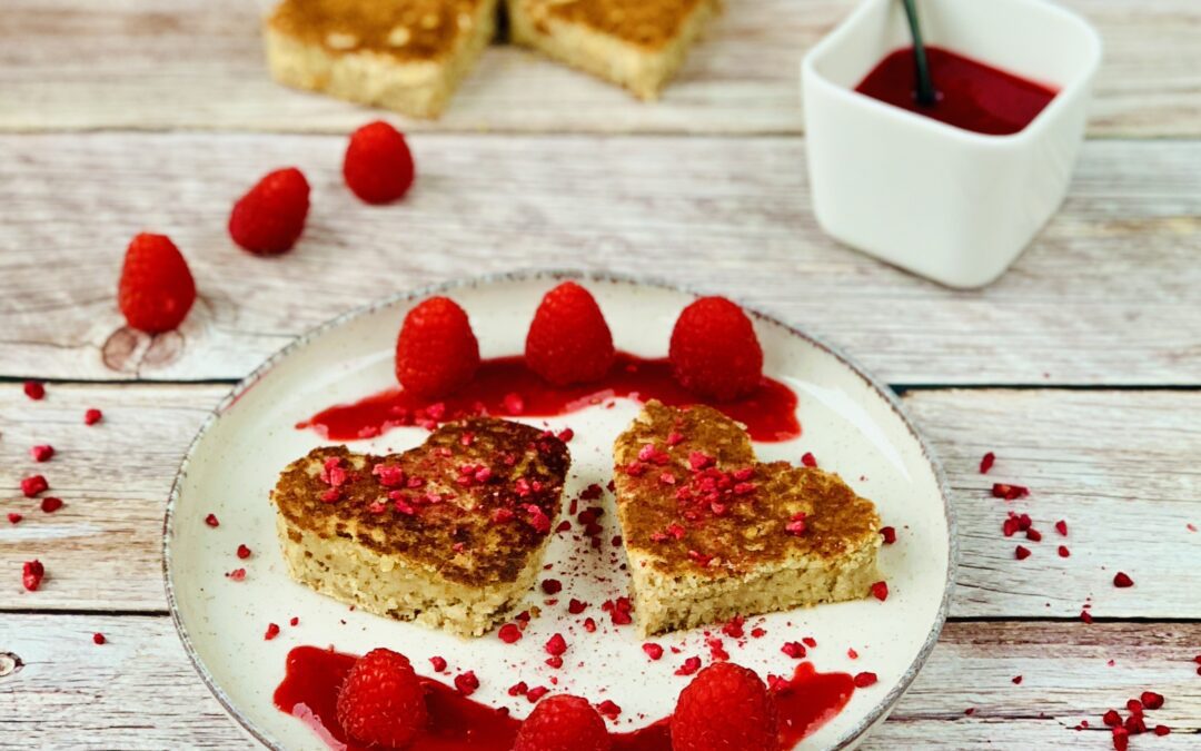 Mandel Hafer Pancakes mit Himbeeren Sauce