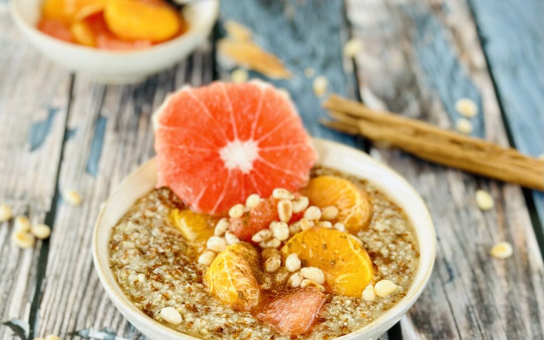 Braunhirse Porridge mit Gewürz Zitrusfrüchte Kompott